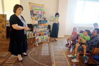 Працівники бібліотеки під час зустрічі Працівники бібліотеки під час зустрічі