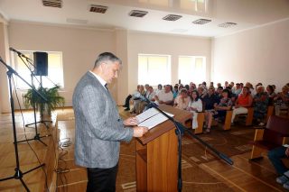 Святковий наказ зачитує заступник генерального директора з хірургічної роботи Ігор Дородних