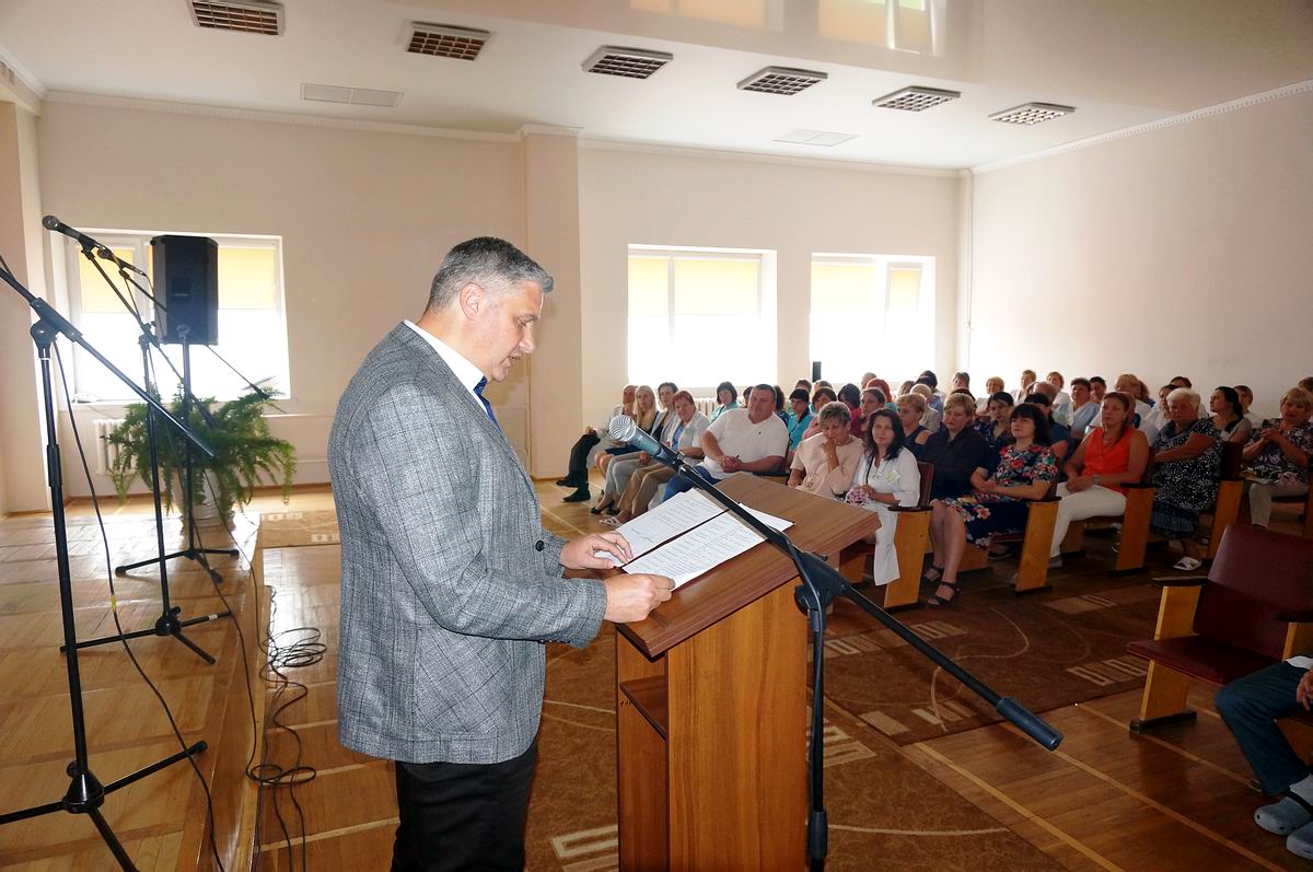 Святковий наказ зачитує заступник генерального директора з хірургічної роботи Ігор Дородних