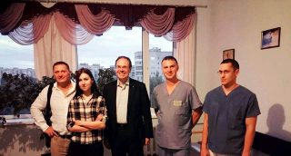 Проф. Т. Ленартц (в центрі) та науковий співробітник ДУ«Інституту отоларингології ім. проф. О.С. Коломійченка» НАМН України Маргарита Хоменко (друга зліва) з лікарями ВОДТМО Проф. Т. Ленартц (в центрі) та науковий співробітник ДУ«Інституту отоларингології ім. проф. О.С. Коломійченка» НАМН України Маргарита Хоменко (друга зліва) з лікарями ВОДТМО