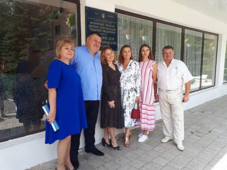 Зліва направо: Олена Юревич, Сергій Ляшенко, Марина Гриценко (керівник групи з корпоративної соціальної відповідальності), Мирослава Якимчук (заступник керуючого справами обласної ради), Власта Шовковська (директор благодійного фонду «Ти не один») та Олег Лопатін (головний лікар санаторію для дітей з батьками «Дачний») Зліва направо: Олена Юревич, Сергій Ляшенко, Марина Гриценко (керівник групи з корпоративної соціальної відповідальності), Мирослава Якимчук (заступник керуючого справами обласної ради), Власта Шовковська (директор благодійного фонду «Ти не один») та Олег Лопатін (головний лікар санаторію для дітей з батьками «Дачний»)