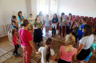 Члени Спілки Української Молоді в Україні в обласній дитячій клінічній лікарні