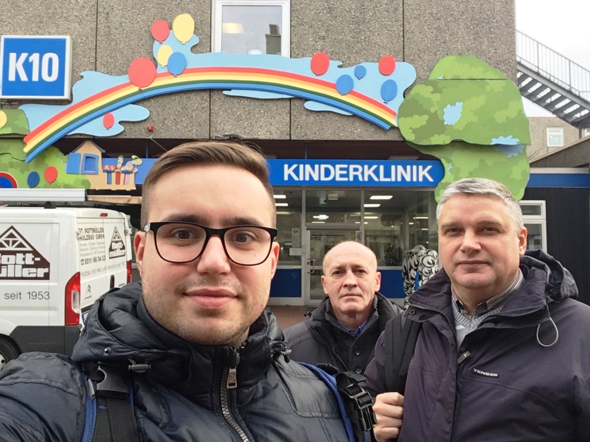 Волинські лікарі біля клініки