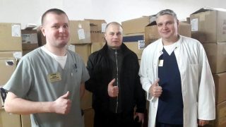 Зліва направо: Ігор Хом’як (головна медична сестра), Олександр Кізім (виконавчий директор благодійного фонду «Серце в долонях») та Ігор Дородних (заступник генерального директора з хірургічної роботи)