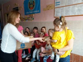 Подарунки від Волинського обласного благодійного фонду «Дитяча місія. Україна» Подарунки від Волинського обласного благодійного фонду «Дитяча місія. Україна»