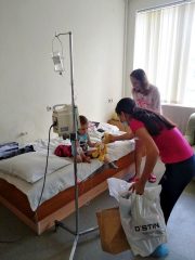 Координатор клубу Тетяна Гасюк Левчук вручає в’язані своїми руками іграшки Координатор клубу Тетяна Гасюк Левчук вручає в’язані своїми руками іграшки