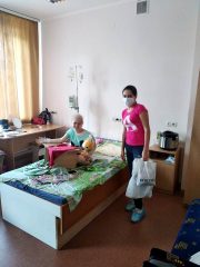 Координатор клубу Тетяна Гасюк Левчук вручає в’язані своїми руками іграшки Координатор клубу Тетяна Гасюк Левчук вручає в’язані своїми руками іграшки