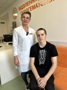 Матвій разом із завідувачкою відділення дитячої онкогематології Яною Рижко