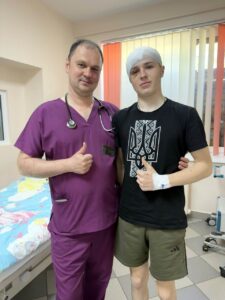 Матвій разом із завідувачем відділення дитячої анестезіології та інтенсивної терапії Юрієм Радчуком